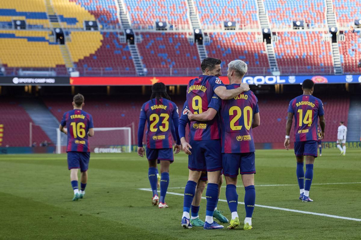 Lewandowski y Olmo comentan la jugada de un gol marcado por el Barça.