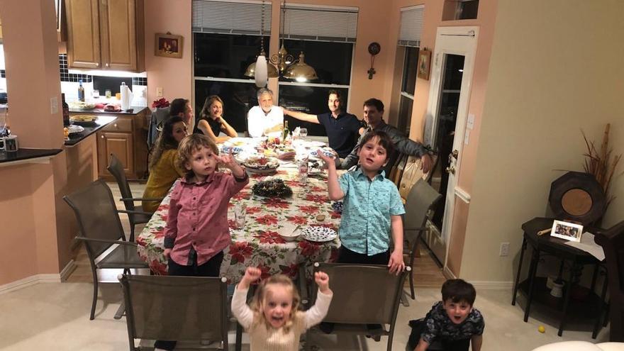 El zamorano Antonio Renilla preside la mesa de su casa en The Woodlands, al norte de Houston, rodeado de su familia.