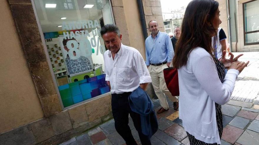 Aréstegui, el pasado agosto, junto a Carmen Maniega, antes de una comida de la junta local del PP.