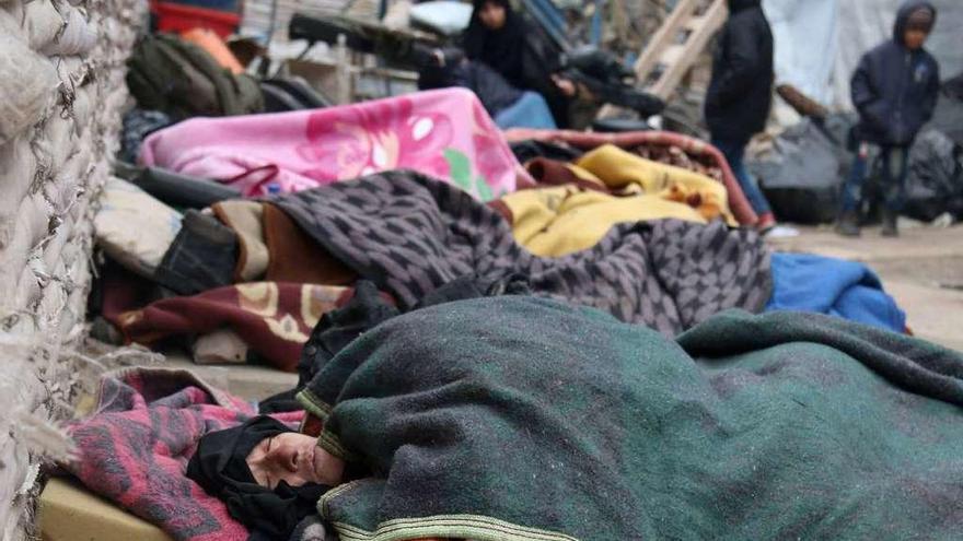 Enfermos aguardan en las calles para ser evacuados de Alepo oriental. // Reuters