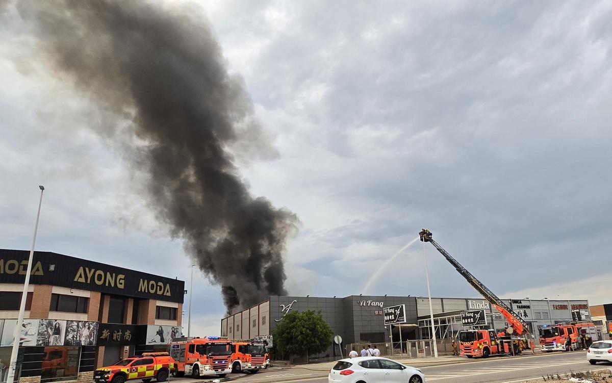 Incendio industrial en Manises