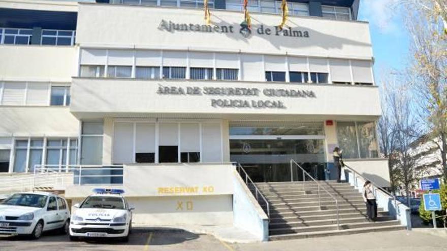 El cuartel de Sant Ferran recibió ayer otra visita de un grupo de policías nacionales.