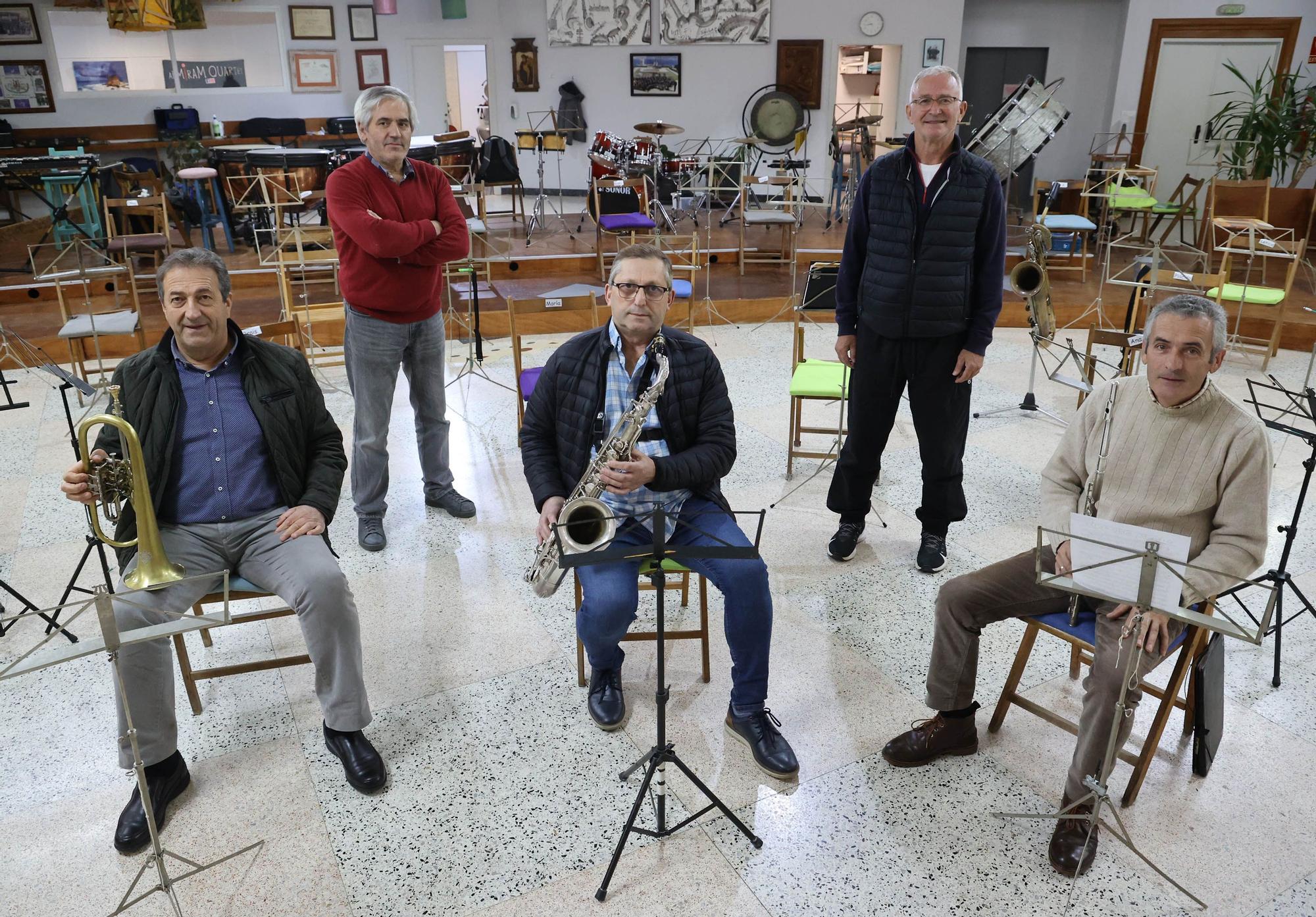 Los músicos homenajeados con Antonio Costas y Enrique Comesaña, presidente y vicepresidente de la Unión Musical de Valladares.