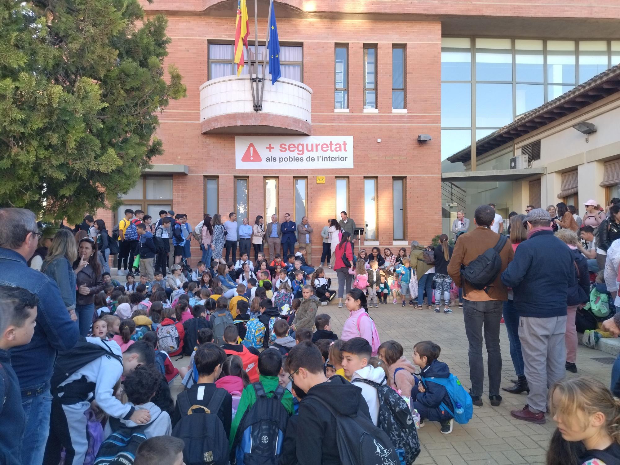 Los niños y niñas de Xaló estrenan el nuevo instituto-escuela Serra de Bèrnia entre aplausos