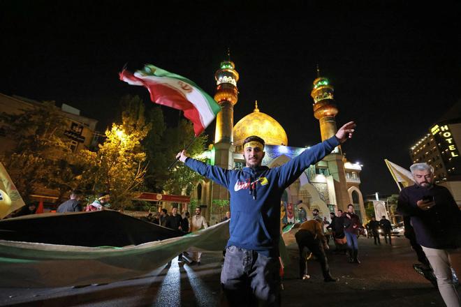 Irán sale a la calle a celebrar el ataque sobre Israel