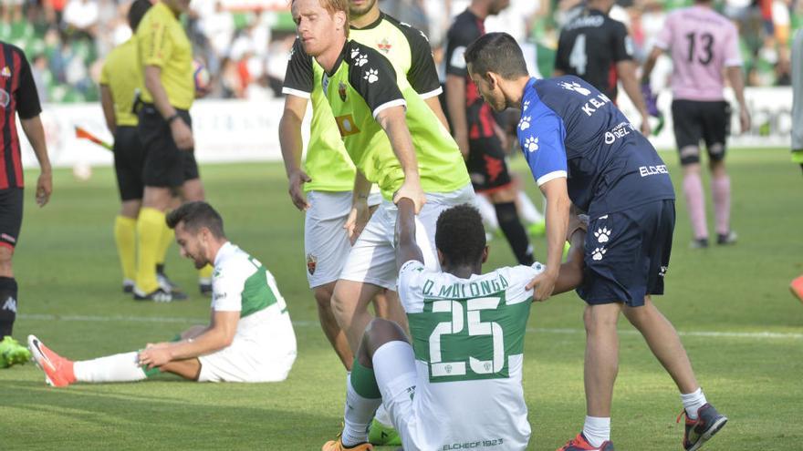 El Elche muere con las botas puestas