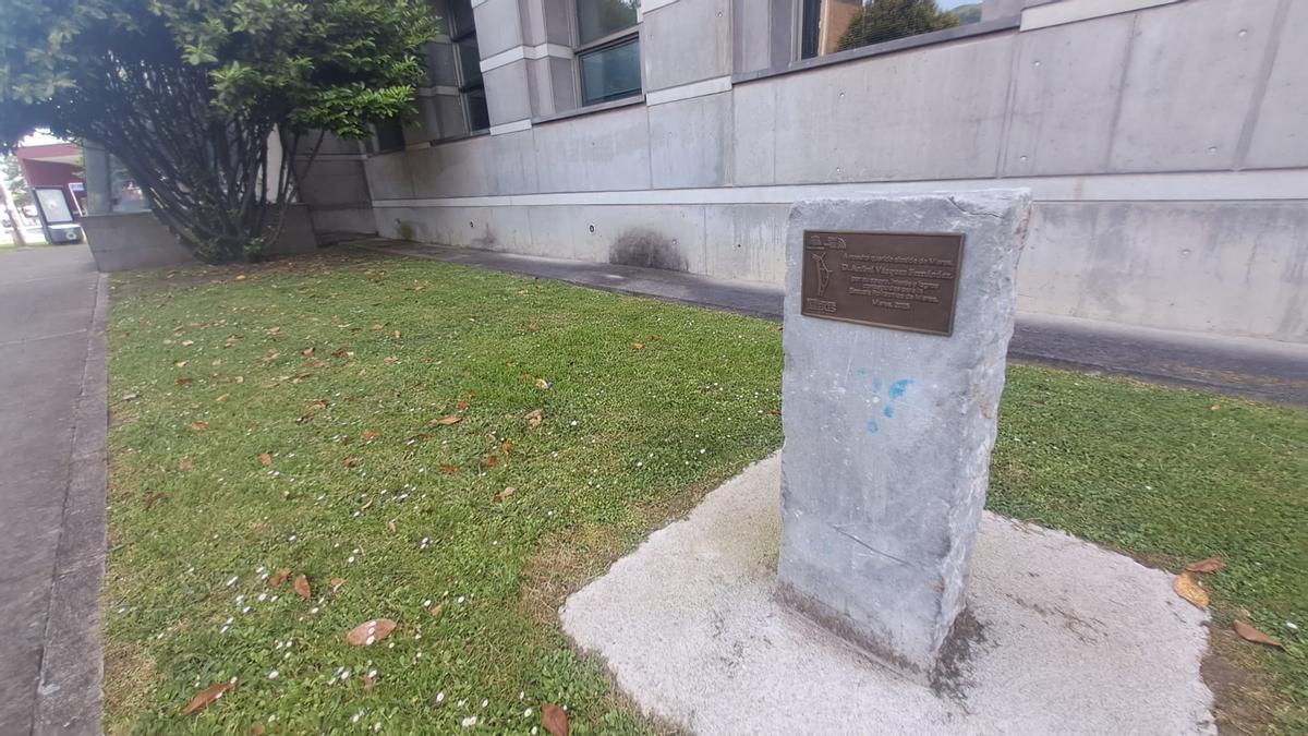 La placa que recuerda al exalcalde Aníbal Vázquez.