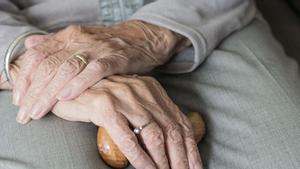 Una mujer de 98 años denuncia trabas para recibir el alta de la residencia, en Girona.