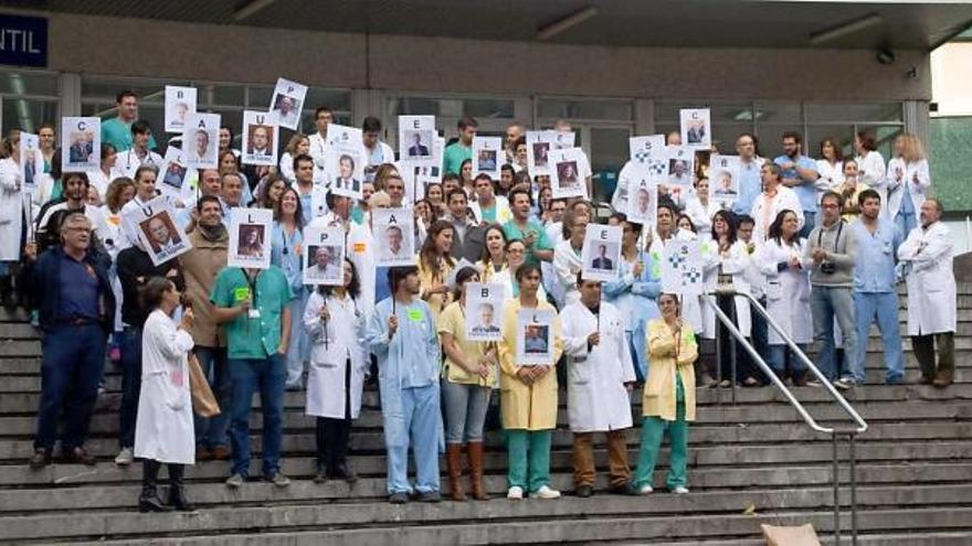 Médicos del Hospital Central de Asturias (HUCA), durante una concentración que protagonizaron ayer, en la segunda jornada de huelga de noviembre.