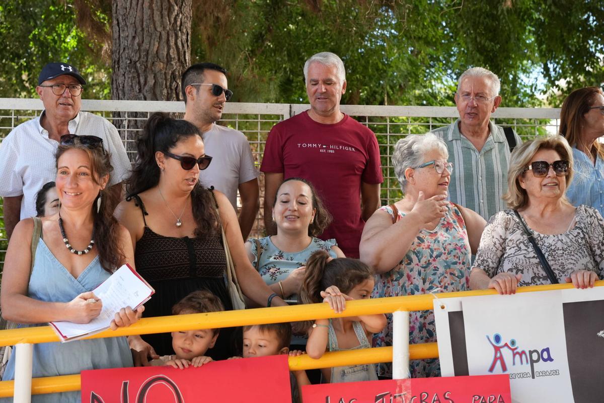 La manifestación en el colegio Lope de Vega, de Badajoz, en imágenes