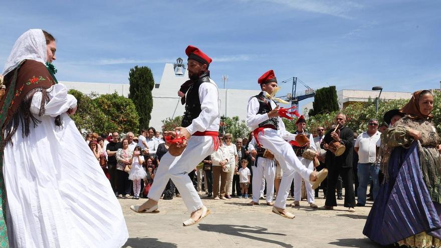Puig d'en Valls disfruta de sus fiestas al ritmo de 'La potra salvaje'