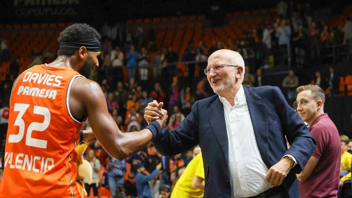 Juan Roig felicita a Brandon Davies al acabar el Valencia Basket - Alba de Berlín