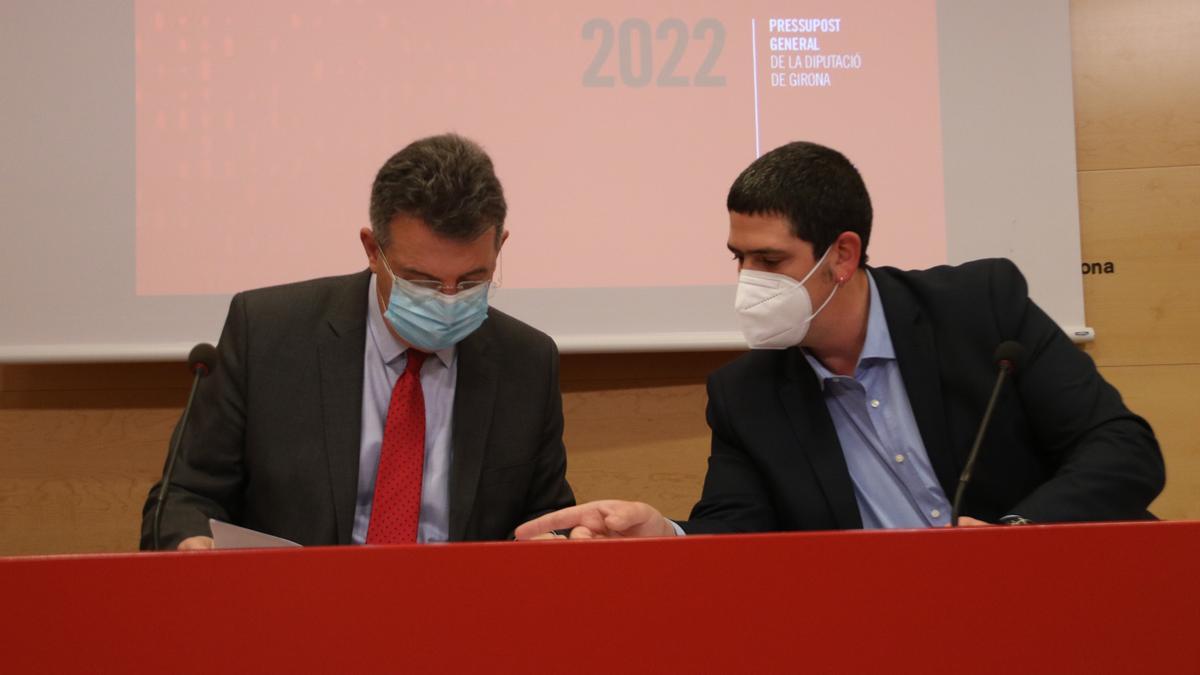 Pla mitjà del president de la Diputació de Girona, Miquel Noguer, i el vicepresident primer, Pau Presas, durant la presentació dels comptes per l&#039;any que ve. Imatge publicada el 22 de novembre del 2021. (Horitzontal)