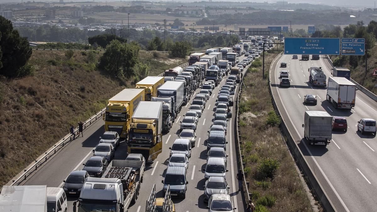 El incendio de un camión en la AP-7 colapsa la autopista