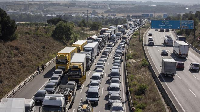 El incendio de un camión en la AP-7 colapsa la autopista