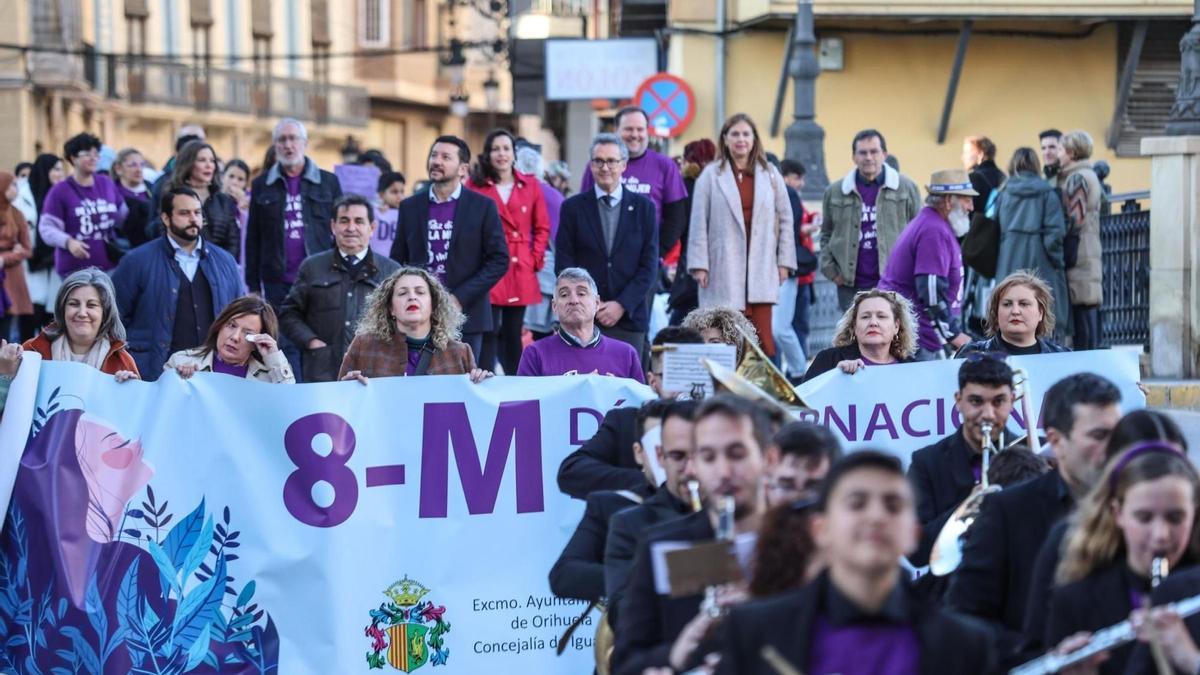 Marcha del 8M el año pasado, donde aparecen los cuatro ediles de Vox junto a concejales del PP y PSOE