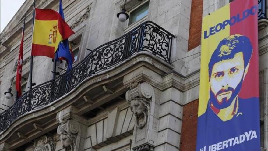 Cifuentes cuelga en la Puerta del Sol dos carteles de apoyo a Leopoldo López