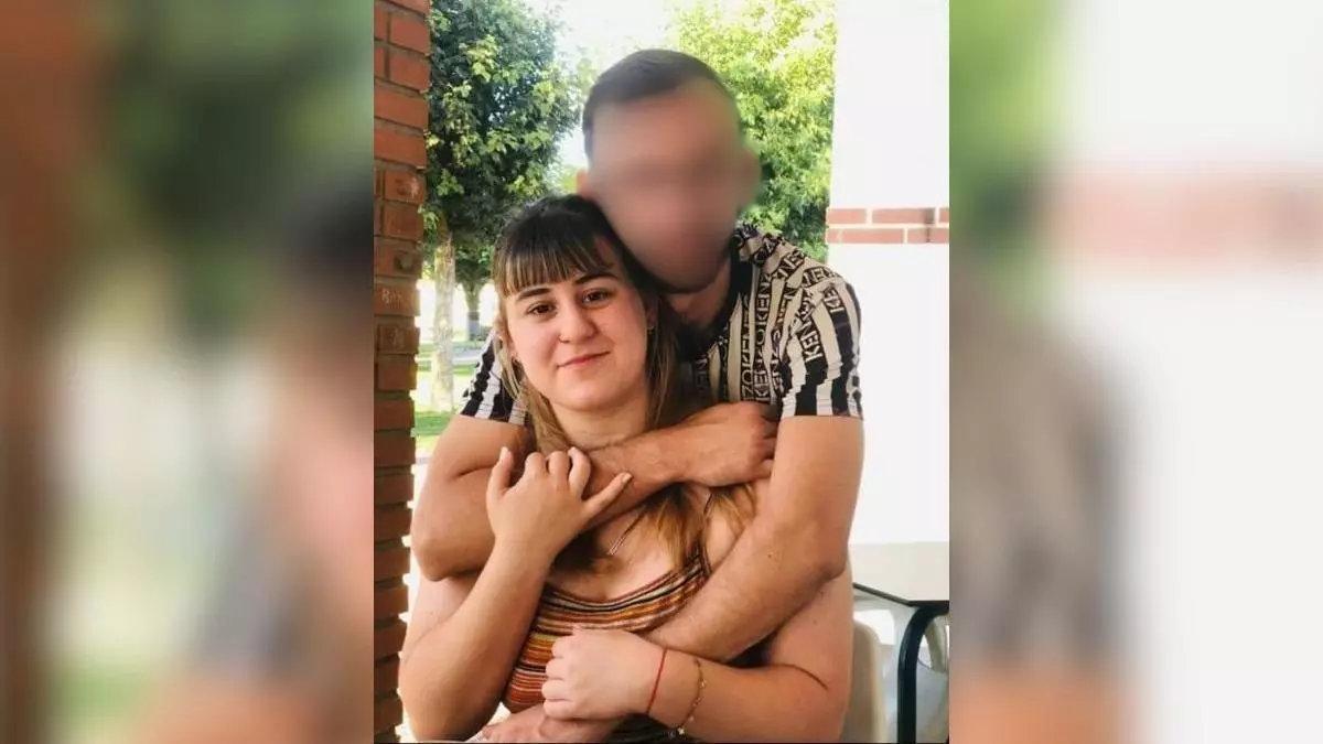 Laura, víctima del crimen, en una imagen junto a su exnovio, Cristian.