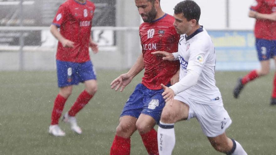 Un jugador del Choco lucha por controlar el balón. // PABLO HERNÁNDEZ
