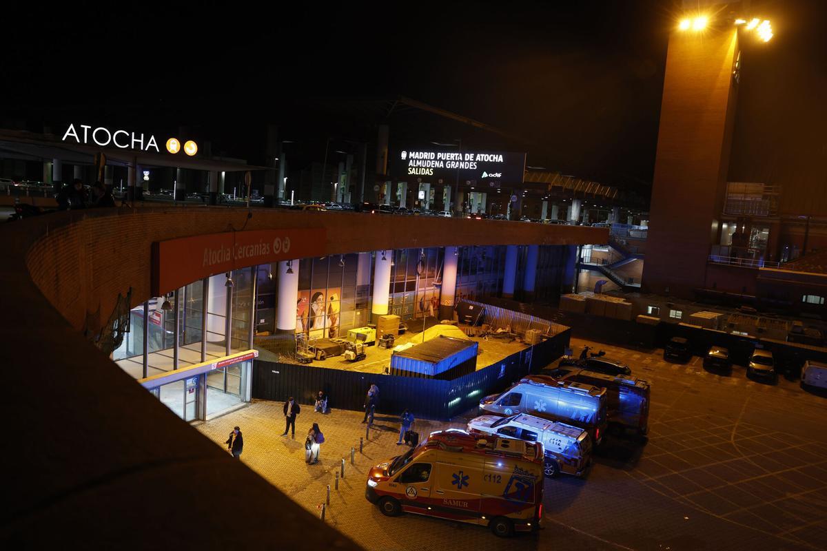 MADRID, 18/01/2026.- Vista de la estación Puerta de Atocha en Madrid, donde el Samur-PC se ha puesto a disposición de Adif/Renfe y ha desplazado un equipo con psicólogo y una ambulancia básica por si acuden allí familiares de viajeros tras el descarrilamiento de dos trenes de alta velocidad en el término municipal de Adamuz (Córdoba). EFE/Javier Lizón
