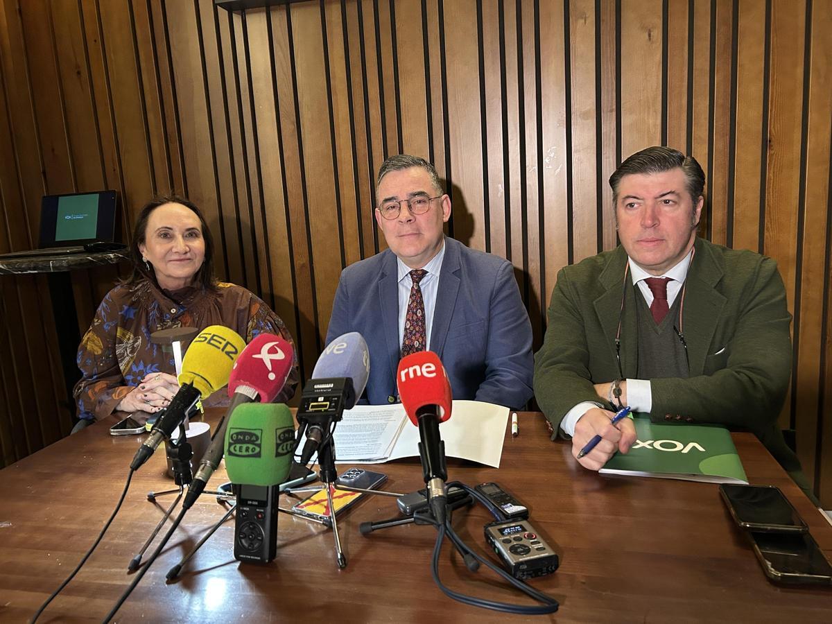 María Jesús Salvatierra, Marcero Amarilla y Javier Bravo, este lunes.