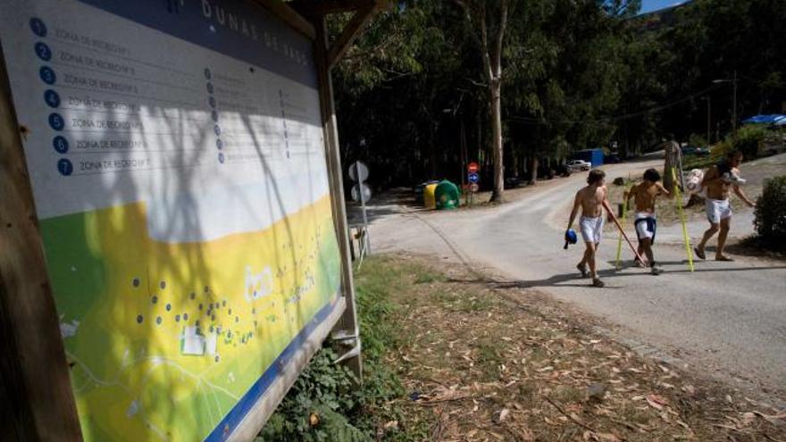 Zona donde suelen aparcar los vehículos en verano en las inmediaciones de la playa de Xagó.