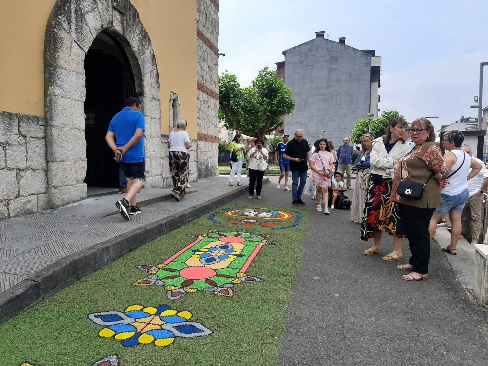 Cientos de personas festejan el Corpus en Lugones: la procesión y las alfombras, en imágenes