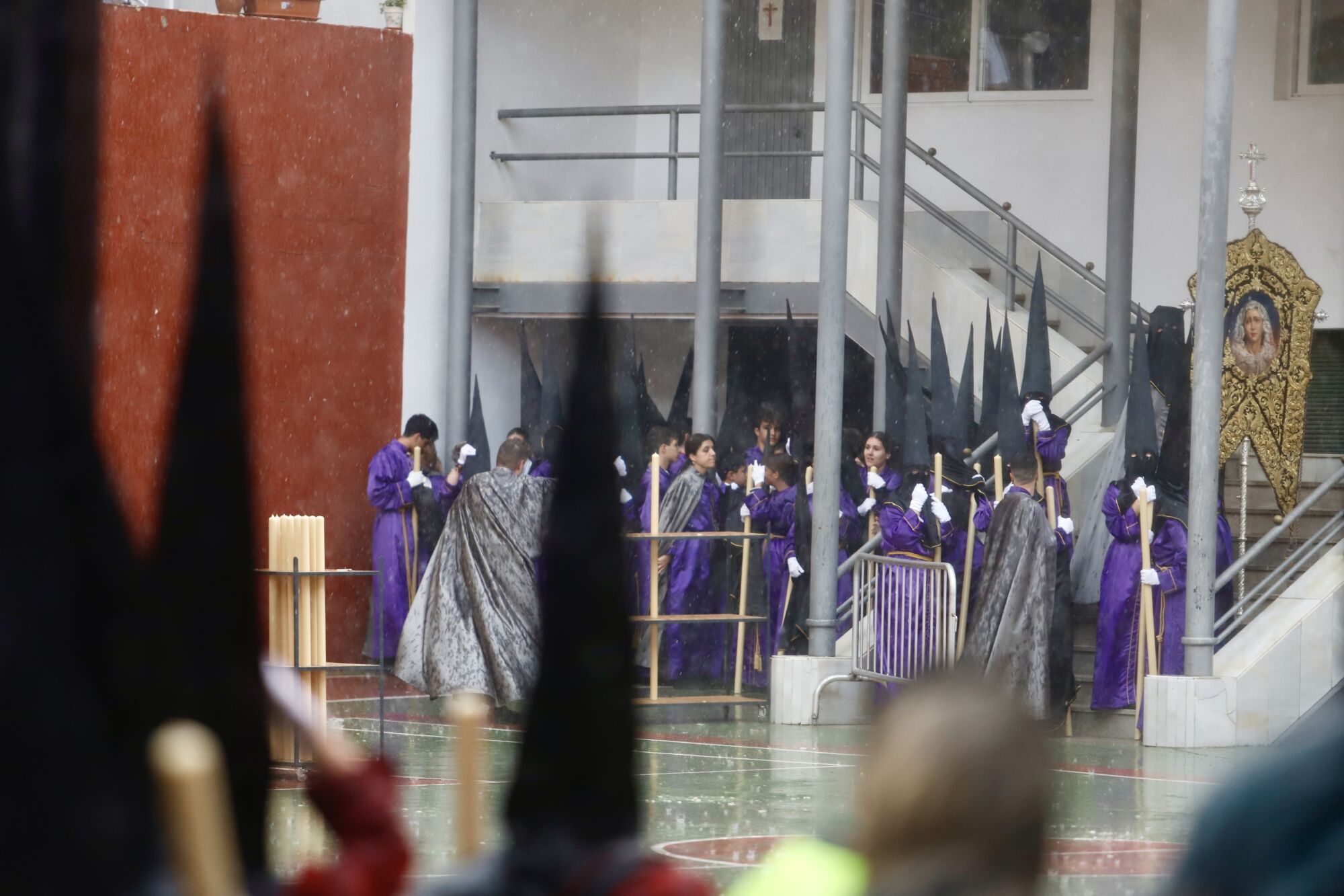 Rescate suspendió este Martes Santo su salida procesional, ya que el chaparrón le cogió con los primeros nazarenos en la calle