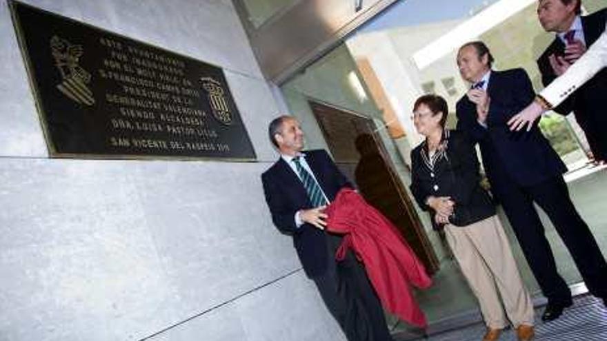 Camps tras descubrir la placa en mayo de 2010.