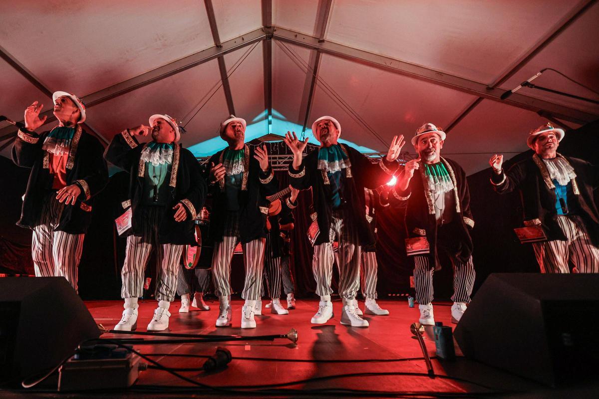 Un momento de la actuación de ‘El Márquez de la paguita’, este viernes en la carpa de Vara de Rey.