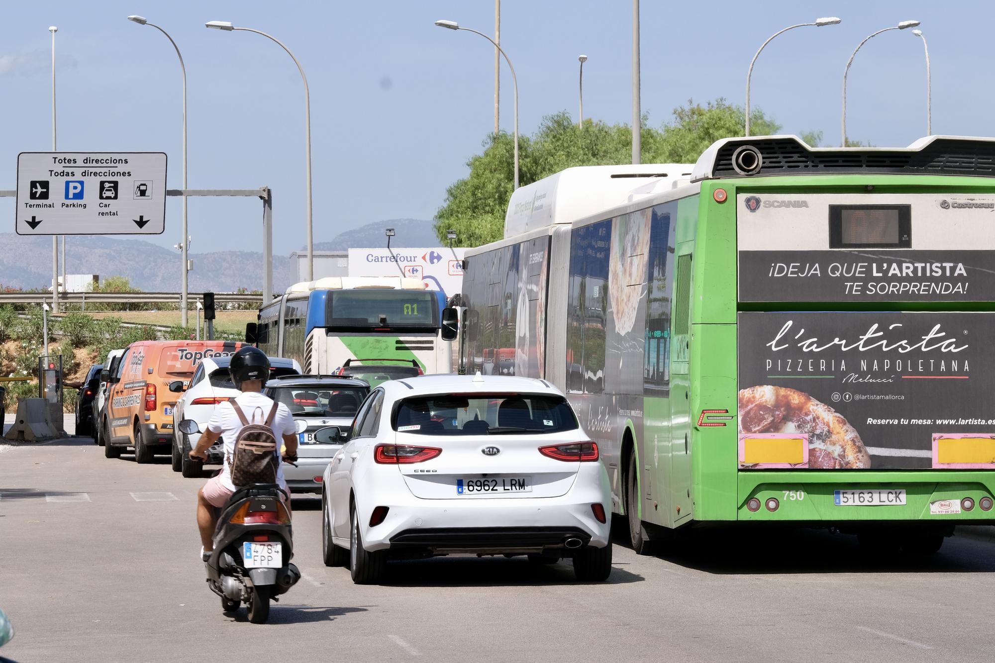 Las fotos del atasco de los 7.000 coches al día en el parking exprés del aeropuerto de Palma