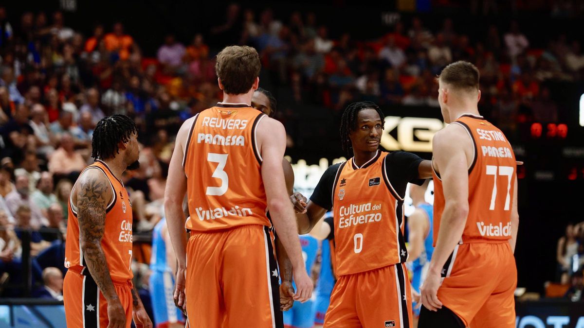 Cónclave del quinteto en pista del Valencia Basket