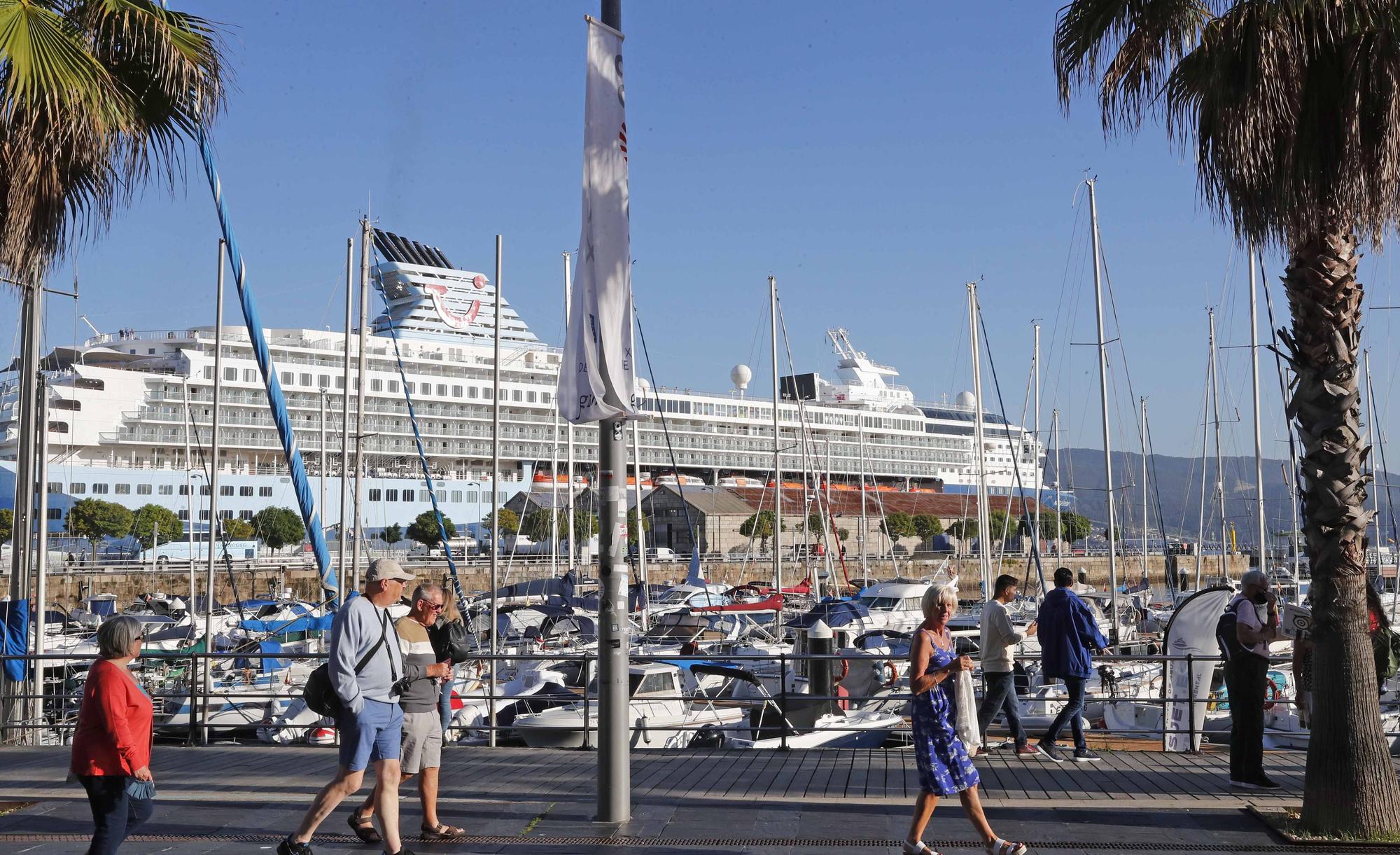 Miles de cruceristas desembarcan en Vigo