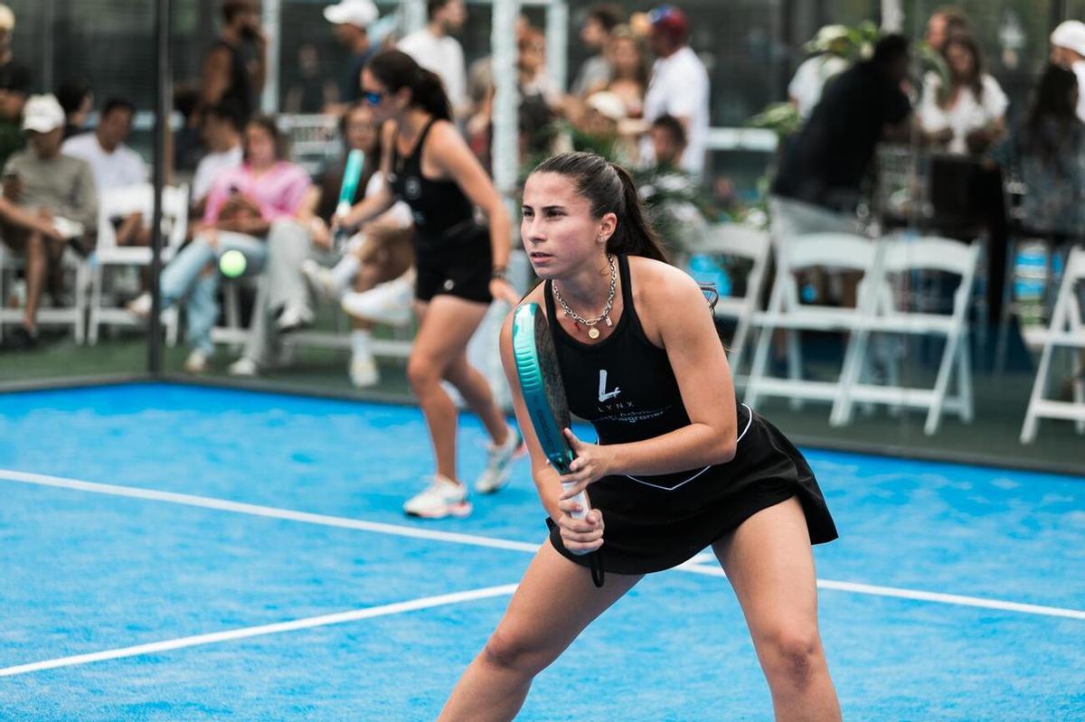La jugadora de Tavernes, María Magraner Grau, durante un partido de pádel