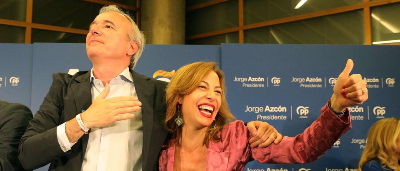 Jorge Azcón, exultante, celebra la victoria electoral junto a Natalia Chueca