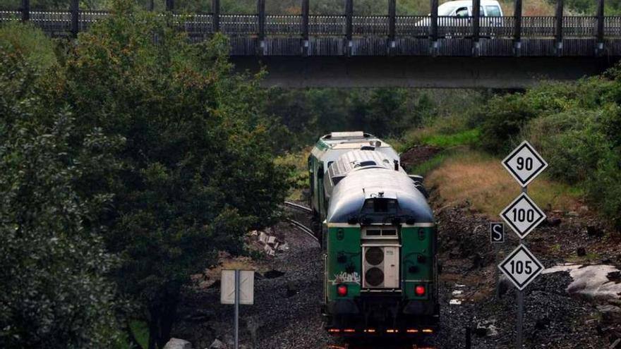 ADIF afronta la auscultación de las vías  |  El Administrador de Infraestructuras Ferroviarias (ADIF) realiza labores de auscultación de las vías entre Vilagarcía y Catoira, con lo cual obtiene datos que puedan servir para elaborar el informe de viabilidad que prepara Fomento antes de determinar si mantiene o no el servicio de cercanías. Cabe explicar que la auscultación de las líneas de ferrocarril se realiza mediante trenes auscultadores -como el que se observa en la fotografía a su paso por Catoira- o vagones auscultadores acoplados a trenes convencionales que miden los parámetros de la infraestructura mientras circulan por ella.