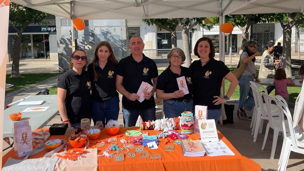 Varios miembros de la Asolecas en uno de sus talleres contra la leucemia.