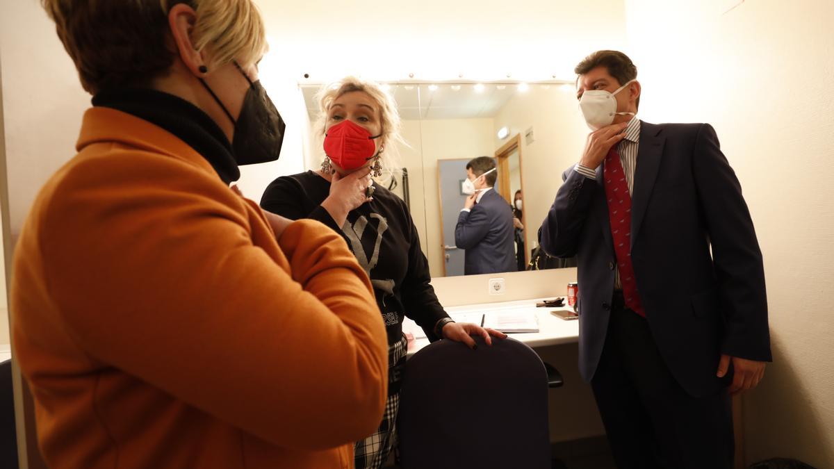 Beatriz Díaz, María José Suárez y Miguel Maldonado, en un camerino del Campoamor.