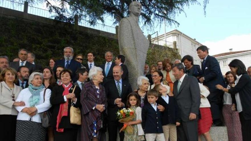 El alcalde de Tui con la hija del estadista, Enriqueta Calvo-Sotelo Grondona (a la dcha.), y familia. // E.G.