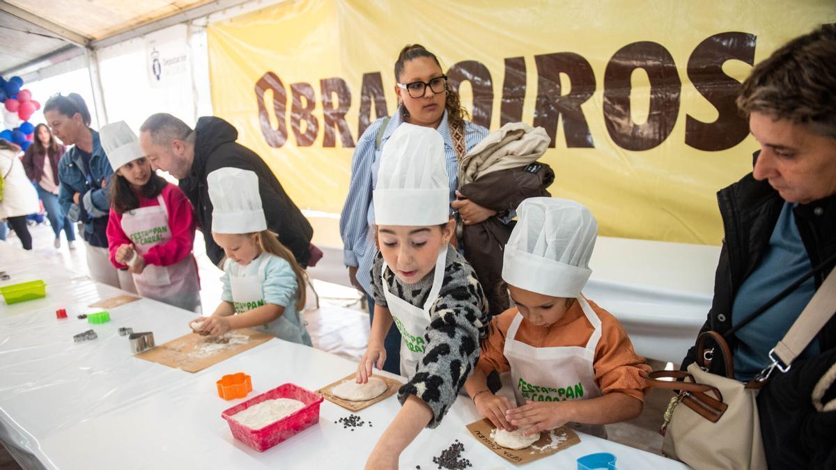 Los más pequeños participan en el taller de elaboración de pan en la Festa do Pan de Carral