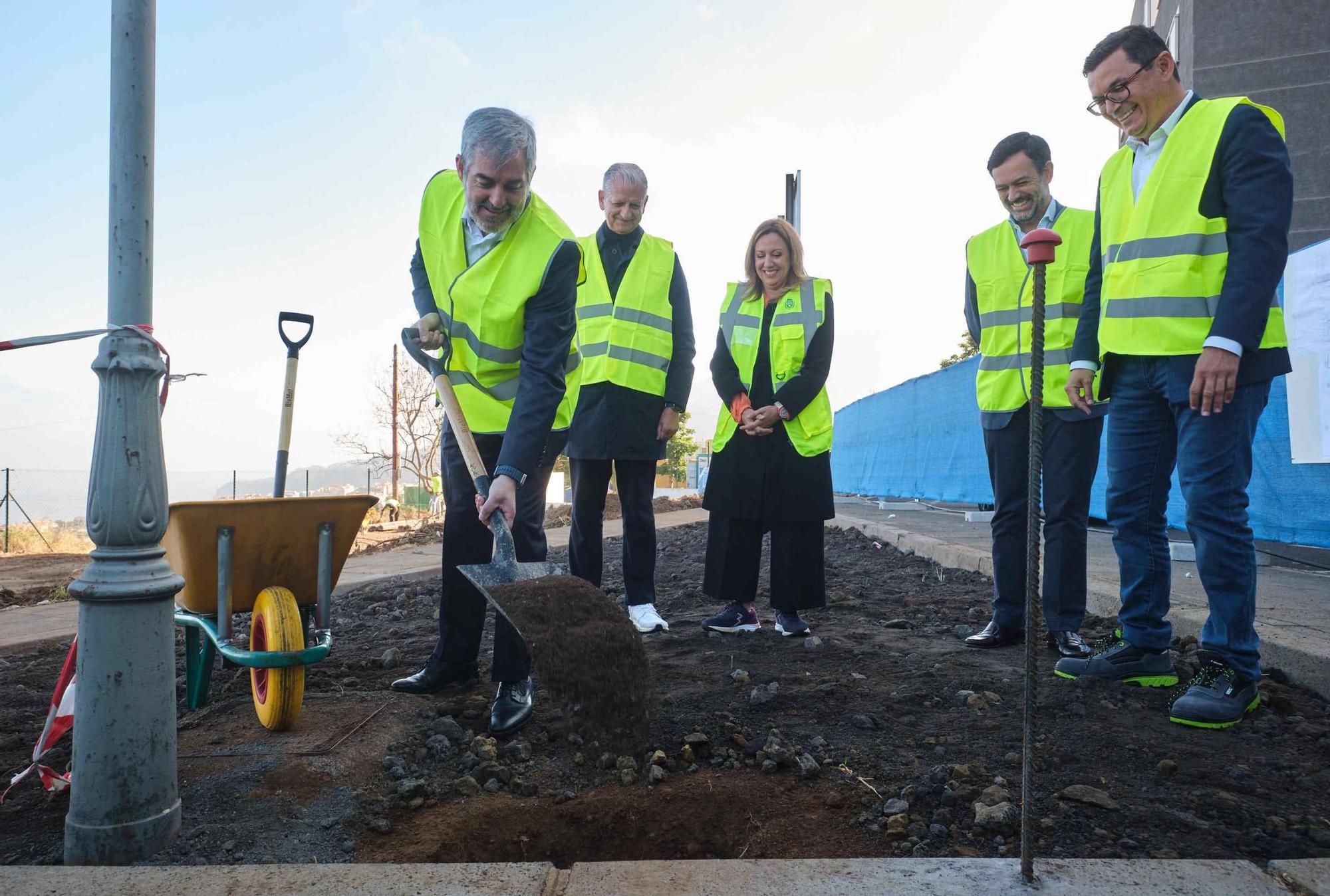 Colocación de la primera piedra de la construcción de 65 viviendas en La Orotava