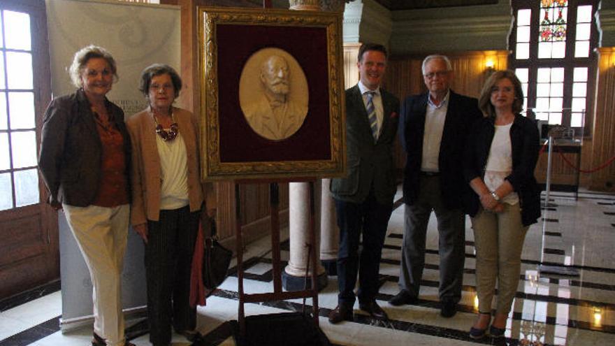 Imagen de la recepción del medallón con el busto de Saint-Saëns, ayer.