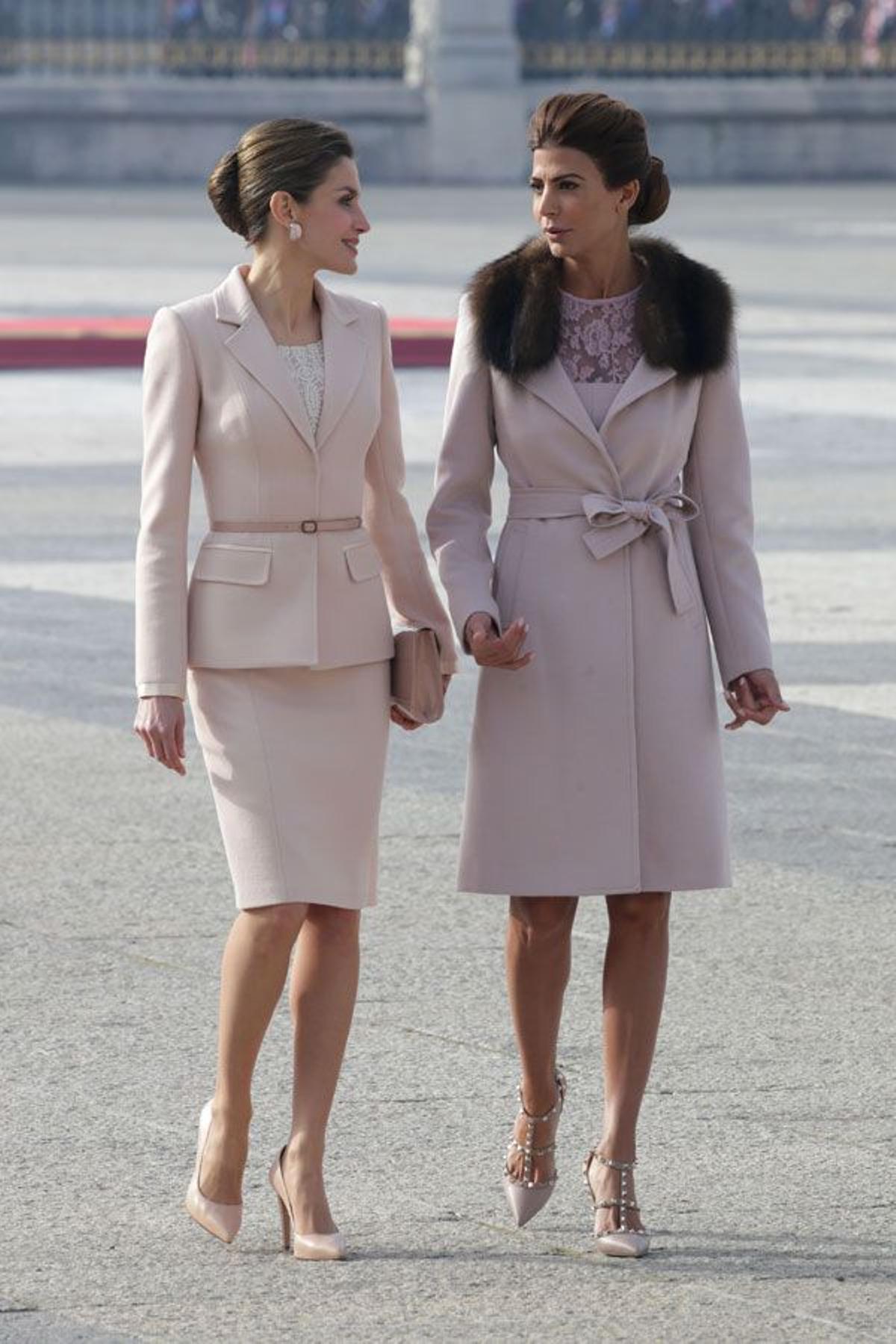 Los looks en rosa de Letizia Ortiz y Juliana Awada en Madrid