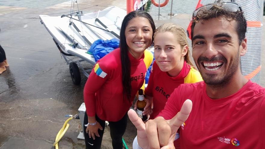 Las campeonas con su entrenador canario.