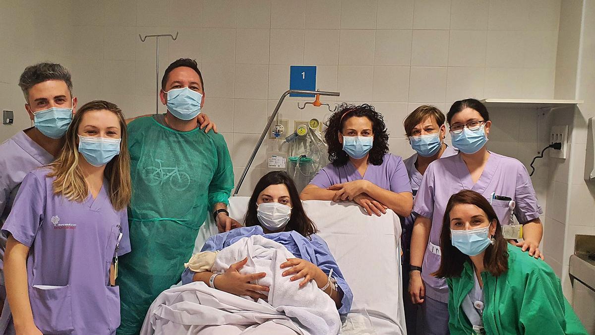 Marta Minguillón Ros, nacida en el Hospital de Torrevieja, con sus padres y el equipo que atendió el parto.