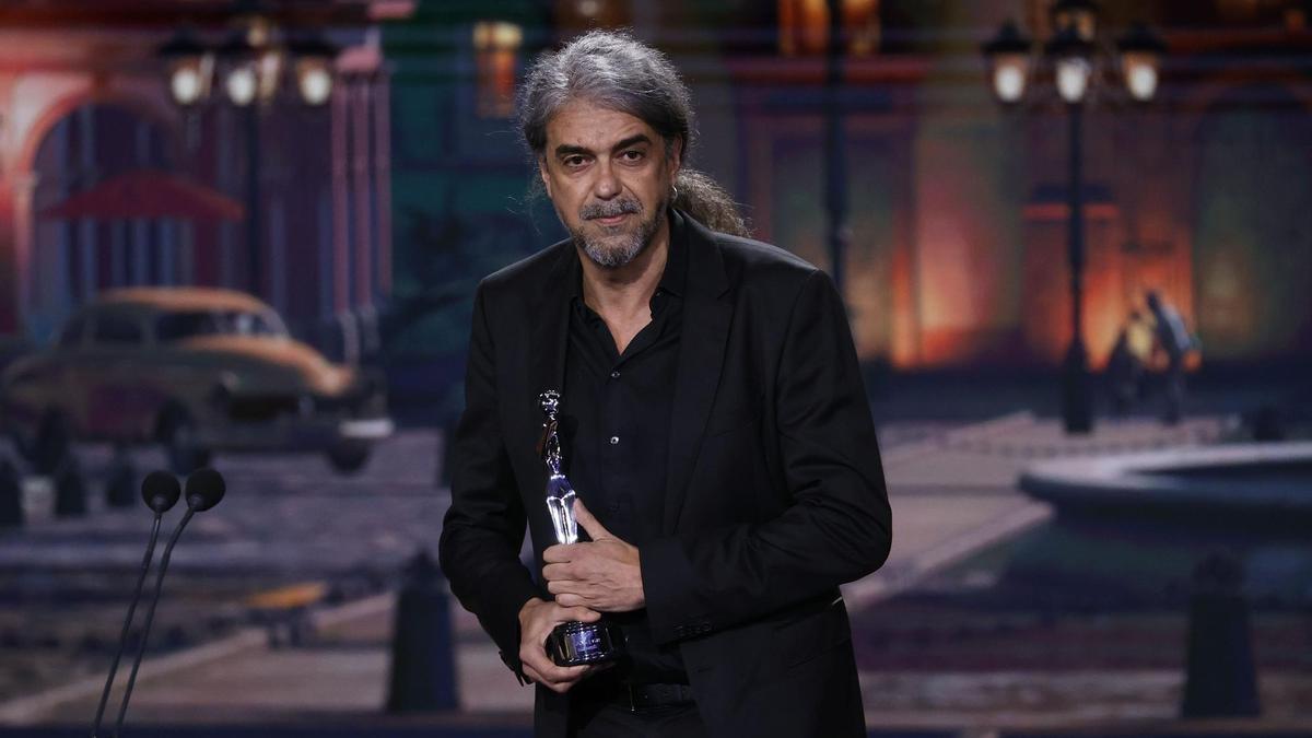 El director Fernando León de Aranoa recoge su premio a la mejor película por 'El buen patrón'.
