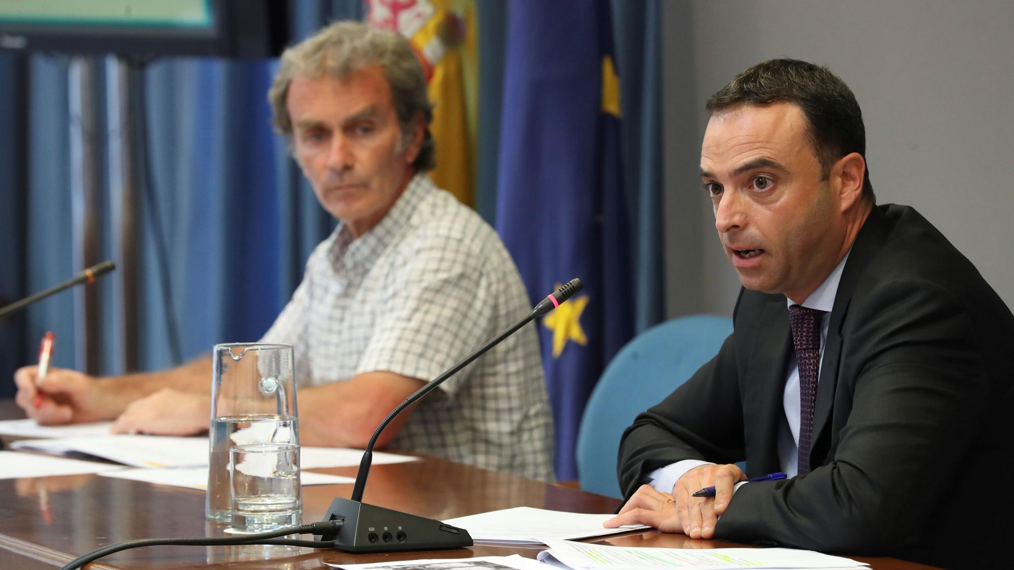 Fernando Simón, y el secretario general de Salud Digital, Alfredo González, en la rueda de prensa de este lunes.