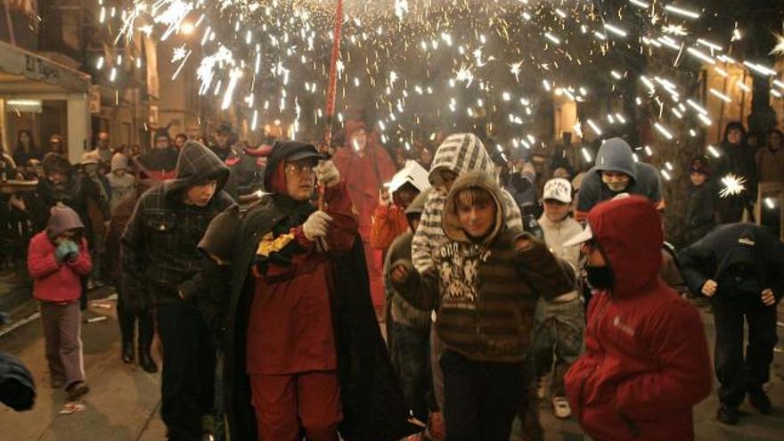 Los Dimonis de Botafocs incendian El Grau