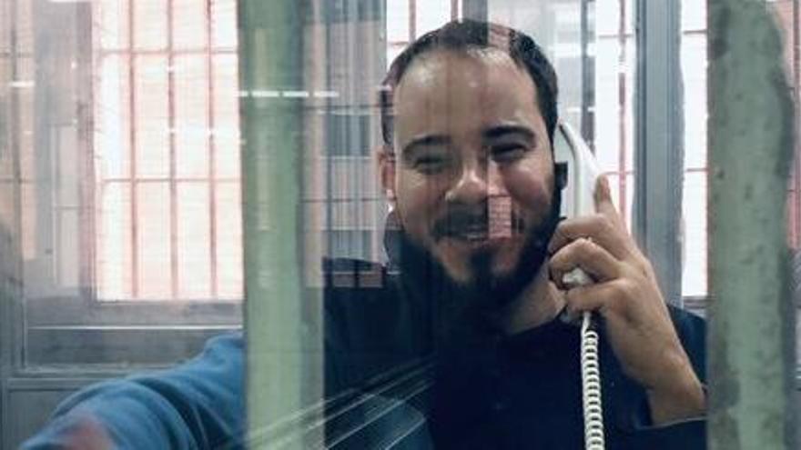Primera imatge de Pablo Hasel a la presó