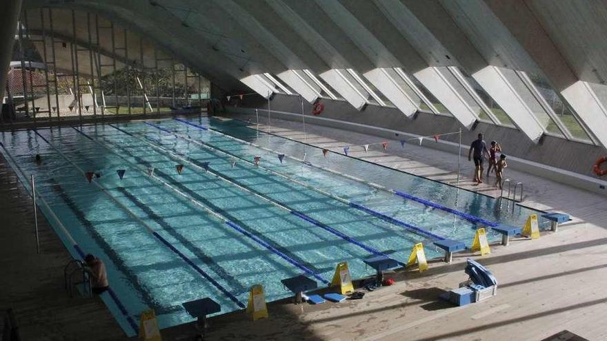 Piscina muncipal de &quot;A Balea&quot;, en Cangas // Santos Álvarez